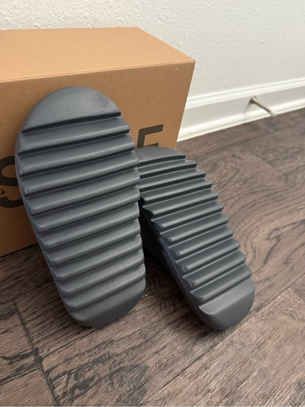 Adidas Yeezy Slide in onyx Size 6
Additional $10 for og box tag - Picture 3 of 5